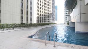 een zwembad in het midden van een gebouw met hoge gebouwen bij Skyline Haven In Dubai Marina in Dubai