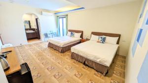 una camera d'albergo con due letti e uno specchio di ShaDao 206 a Eluan