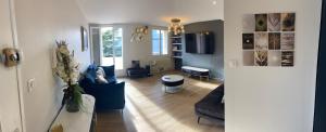 Posezení v ubytování LuxuryJo BnB - Chambre dans un appartement spacieux et charmant
