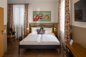 1 dormitorio con 1 cama grande en una habitación en hideauts hotels Der Rosengarten en Füssen