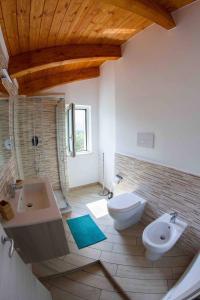 La salle de bains est pourvue de toilettes, d'un lavabo, d'une baignoire et de toilettes. dans l'établissement Il Mare in Mansarda, à Agropoli