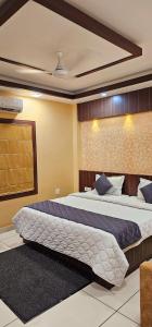 een slaapkamer met een groot bed in een kamer bij Hotel Royal Wings in Elūr