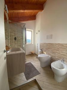 La salle de bains est pourvue d'une baignoire, de toilettes et d'un lavabo. dans l'établissement Il Mare in Mansarda, à Agropoli