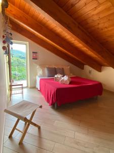 - une chambre avec un lit et une couverture rouge dans l'établissement Il Mare in Mansarda, à Agropoli