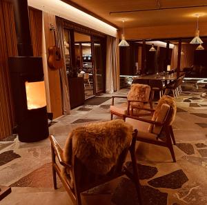 約爾珀蘭的住宿－Preikestolen BaseCamp，客厅配有椅子和壁炉
