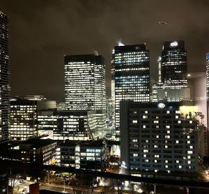 eine Skyline der Stadt in der Nacht mit hohen Gebäuden in der Unterkunft Luxury Modern 2 Bed Flat with Balcony + City View - Canary Wharf City Center in London