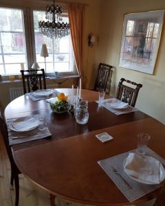 a dining room table with chairs and a large wooden table at Trevlig hus i Polcirkelbyn in Juoksengi