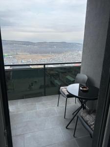 a balcony with a table and a view of a city at Apartament lângă VIVO in Floreşti