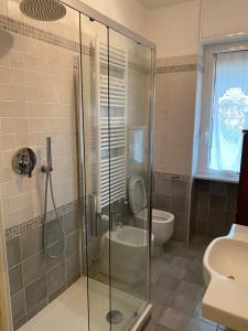 La salle de bains est pourvue d'une douche, d'un lavabo et de toilettes. dans l'établissement Casa Bonelli, à Sestri Levante