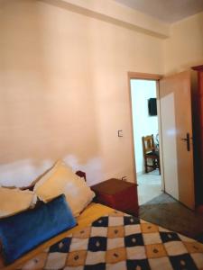 sypialnia z łóżkiem z niebieską poduszką w obiekcie Appartement à Meknès w mieście Meknès