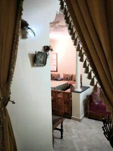 sypialnia z łóżkiem i telewizorem na ścianie w obiekcie Appartement à Meknès w mieście Meknès