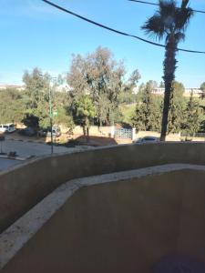 widok na skate park z rampą dla deskorolek w obiekcie Appartement à Meknès w mieście Meknès