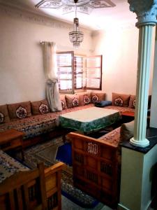 salon z kanapą i stołem w obiekcie Appartement à Meknès w mieście Meknès