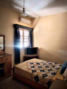 sypialnia z łóżkiem i oknem w obiekcie Appartement à Meknès w mieście Meknès