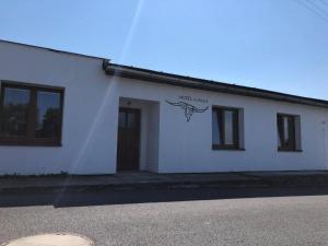 a white building with a sign on the side of it at Motel MonTexas 