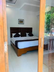 a bedroom with a bed in a room at 1 Bhk Apartment 200 mtr from beach in Calangute