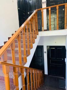 una escalera en una casa con puertas negras en 1 Bhk Apartment 200 mtr from beach en Calangute