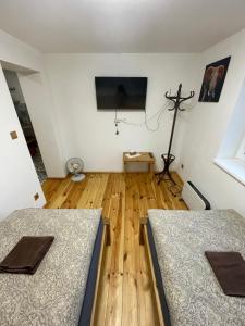 1 dormitorio con 2 camas y TV en la pared en Motel MonTexas, 