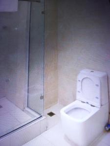 Ein Badezimmer in der Unterkunft VILLA TOSCANA asaba