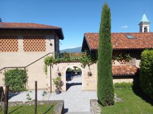 A garden outside b&b cascina la cinciallegra