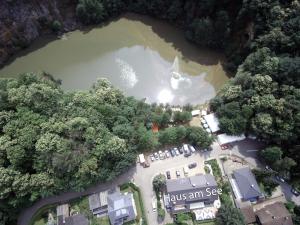 uma vista aérea de um rio com uma casa em Das Haus am See em Sinzheim