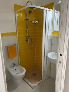 a bathroom with a shower and a toilet and a sink at Pousada Copacabana Praia - AFFITTACAMERE - Casa Vacanza a Porto Sant'Elpidio in Porto SantʼElpidio