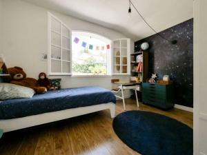 um quarto com uma cama com um urso de peluche em Maison, idéal vacances proche de la mer. em Saint-Raphaël