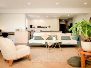 uma sala de estar com um sofá e uma mesa em Maison, idéal vacances proche de la mer. em Saint-Raphaël