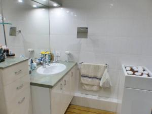 Koupelna v ubytování Résidence OPALINE. Bel appartement avec grande terrasse pour 4 personnes + 7 fotografií