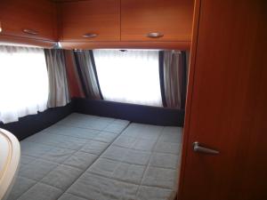 Wohnwagen mit festem Vorzelt - all incl.客房内的一张或多张床位