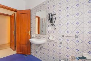 Koupelna v ubytování Einaudi Guesthouse by Apulia Accommodation + 37 fotografií