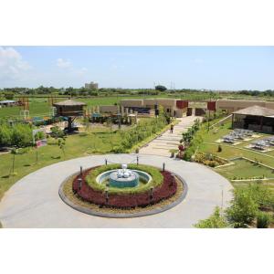 una vista aérea de un parque con una fuente en Unique Resort And Restaurant en Porbandar