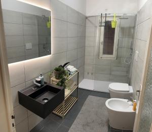 een badkamer met een wastafel en een toilet bij LALE Air conditioning, Wifi, Free parking HOME in Massa