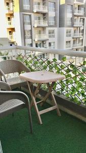 einen Tisch und zwei Stühle auf dem Balkon in der Unterkunft Madinaty in Madinaty