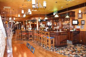 聖路易公園的住宿－明尼阿波利斯西萬豪酒店，餐厅内带木凳的酒吧