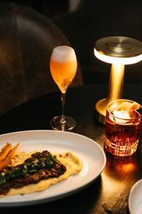 un plato de comida y un vaso de cerveza en una mesa en The Talbott Hotel en Chicago