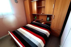 Ένα ή περισσότερα κρεβάτια σε δωμάτιο στο Appartement Marseillan Plage à 300m de la plage dans résidence avec piscine et tennis * +5 φωτογραφίες