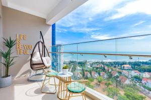 a balcony with chairs and a view of the city at Homestay The Sóng căn hộ nghỉ dưỡng tốt nhất năm 2024 in Vung Tau