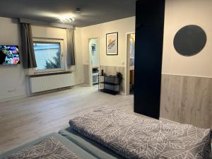 um quarto com uma cama e uma janela em Haus Seefalke - 250 m zum Meer em Cuxhaven