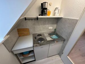 an overhead view of a small kitchen in a tiny house at Haus Seefalke - 250 m zum Meer in Cuxhaven
