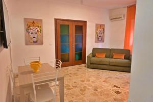 a living room with a couch and a table at Luminosa casa punti cardinali in Siracusa