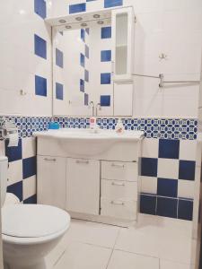 リヴィウにあるАпартаменты на 6х Проспект шевченка центрのバスルーム(白い洗面台、トイレ付)
