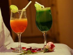 New Rock في نوارا إليا: كأسين من المشروبات على طاولة