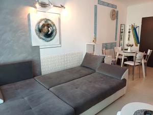 salon z dużym łóżkiem i stołem w obiekcie Апартамент BLUE SUMMER - уют, близо до морето w Burgas