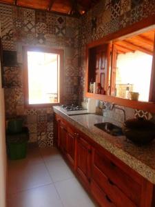- une cuisine avec un évier et 2 fenêtres dans l'établissement Casa ¨La Linda¨ - Milho Verde MG, à Milho Verde