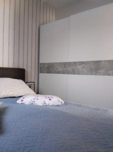 um quarto com uma cama com uma almofada em Kuća za odmor Mirni kutak Vukovar em Vukovar