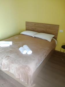 Hotel sauna في Maltakva: سرير عليه وسادتين بيضاء