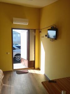 Hotel sauna في Maltakva: غرفه فيها تلفزيون وباب لسياره
