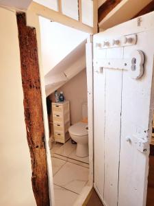 - Baño con aseo en el ático en Le Cosy Macaron - Au cœur de Versailles, en Versalles 15 fotos más