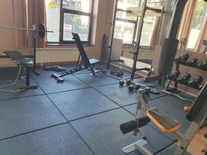 um quarto com ginásio com equipamento no chão em Apartment ZAX B7 in Terra Complex em Bansko